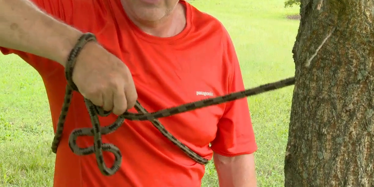 Video: How to Tie a Bowline with One Hand