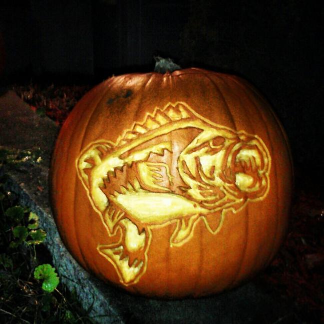 As I have moved into hunting mode, I am begining to miss those evenings on the lake, with a topwater lure waiting for the Bass to jump up and take it away. So in the mean time, I figured I'd celebrate my other favorite hobby on a pumpkin, for the trick or treaters,neighbors, and more than likely the deer who steal them every year to enjoy.
