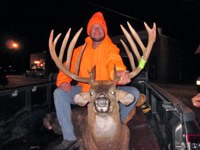 If it's one thing veteran hunters know, it's that things can go from a standstill to 100 miles per hour in a moment. Lifelong hunter Robert Gramoll of Milwaukee, Wisconsin learned just that on Saturday, Nov. 24 when, after several days of no activity which almost made him call it quits, the buck of a lifetime suddenly presented itself.