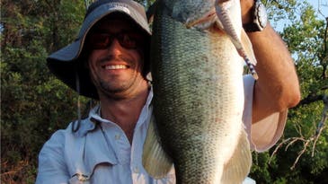Kayak Fishing Guide Catches 10-Pound Largemouth Bass On Live Rattler in Texas’ Brazos River