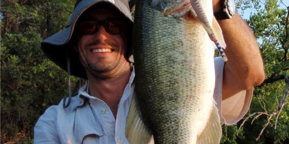 Kayak Fishing Guide Catches 10-Pound Largemouth Bass On Live Rattler in Texas’ Brazos River