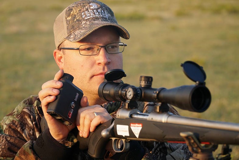 hunter checking scope with rangefinder