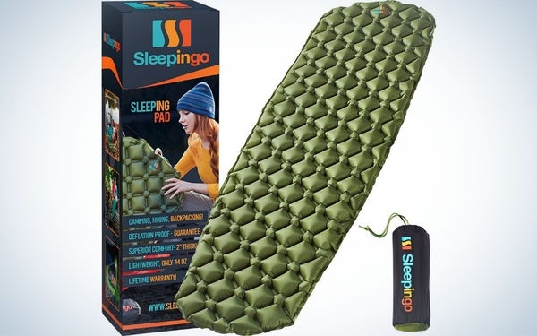 A black box lettering "Sleepingo Pad", and next to it a large green camping sleeping pad and a black cylindrical bag for the sleeping pad.