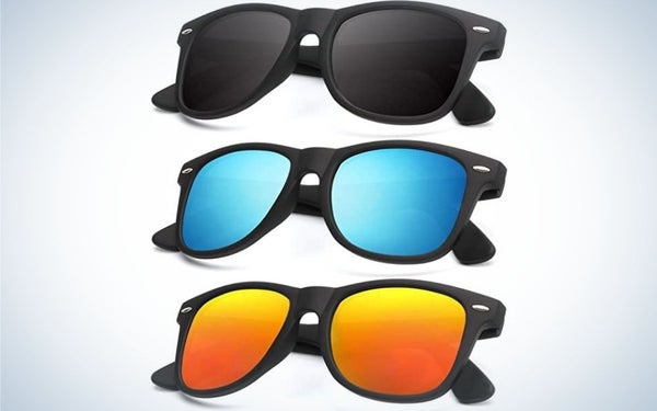 Trois paires de lunettes avec la même structure squelettique et toutes les trois avec des couleurs fluo différentes, respectivement noir foncé, bleu fluo et orange en jaune fluo.