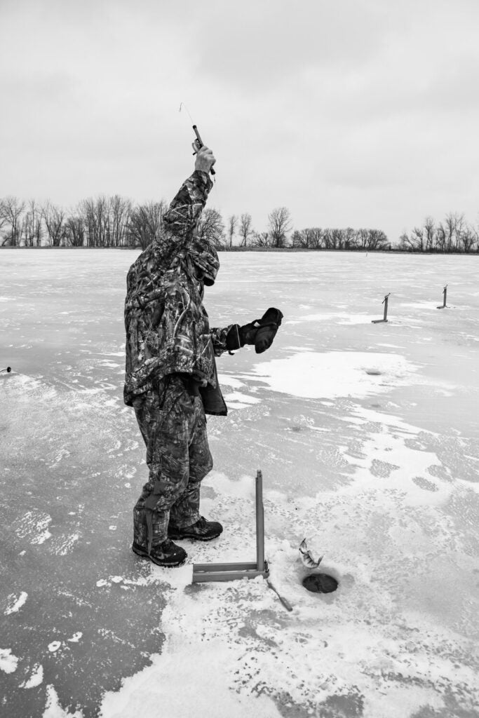 Galería de fotos: un tributo a las tradiciones de pesca en hielo de Michigan