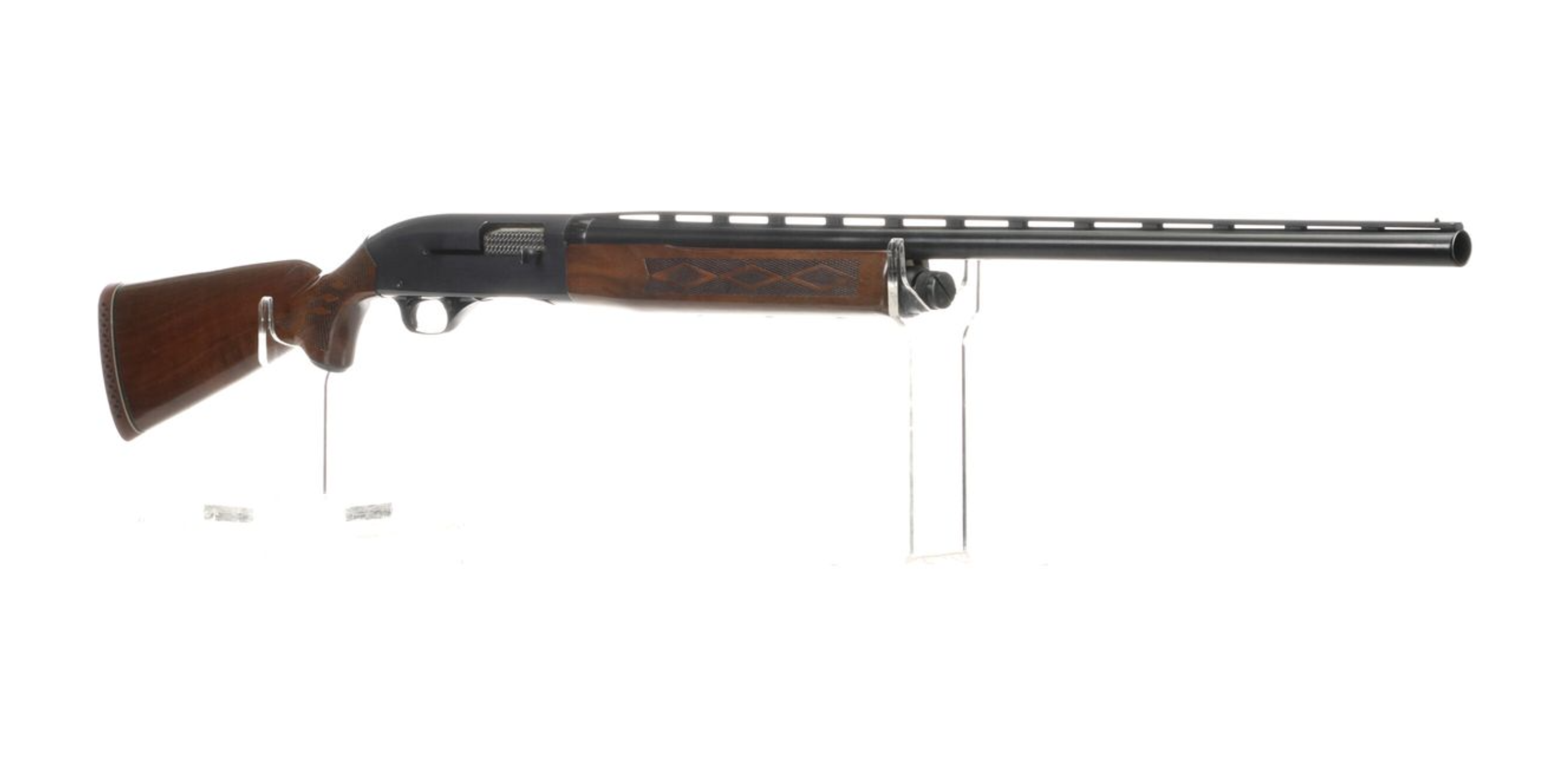 Un fusil de chasse Winchester modèle 1400 sur fond blanc.