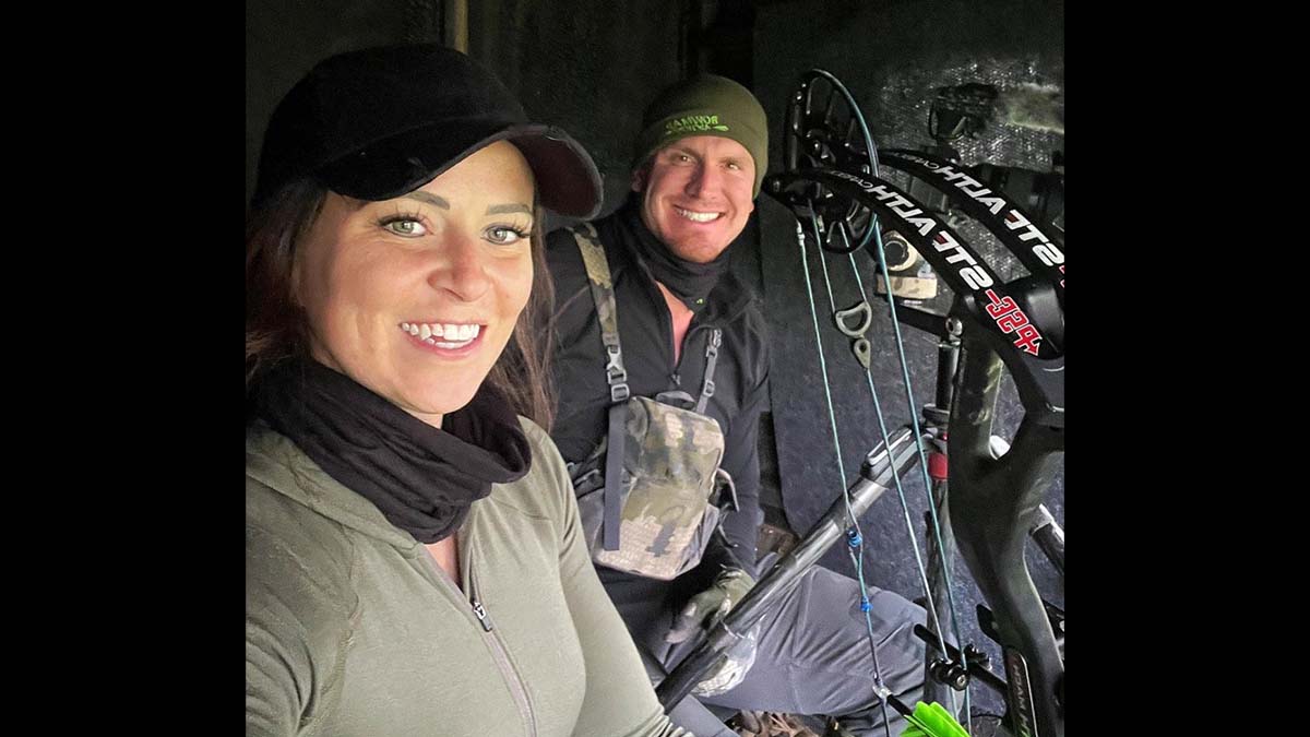 bowhunting couple in blind