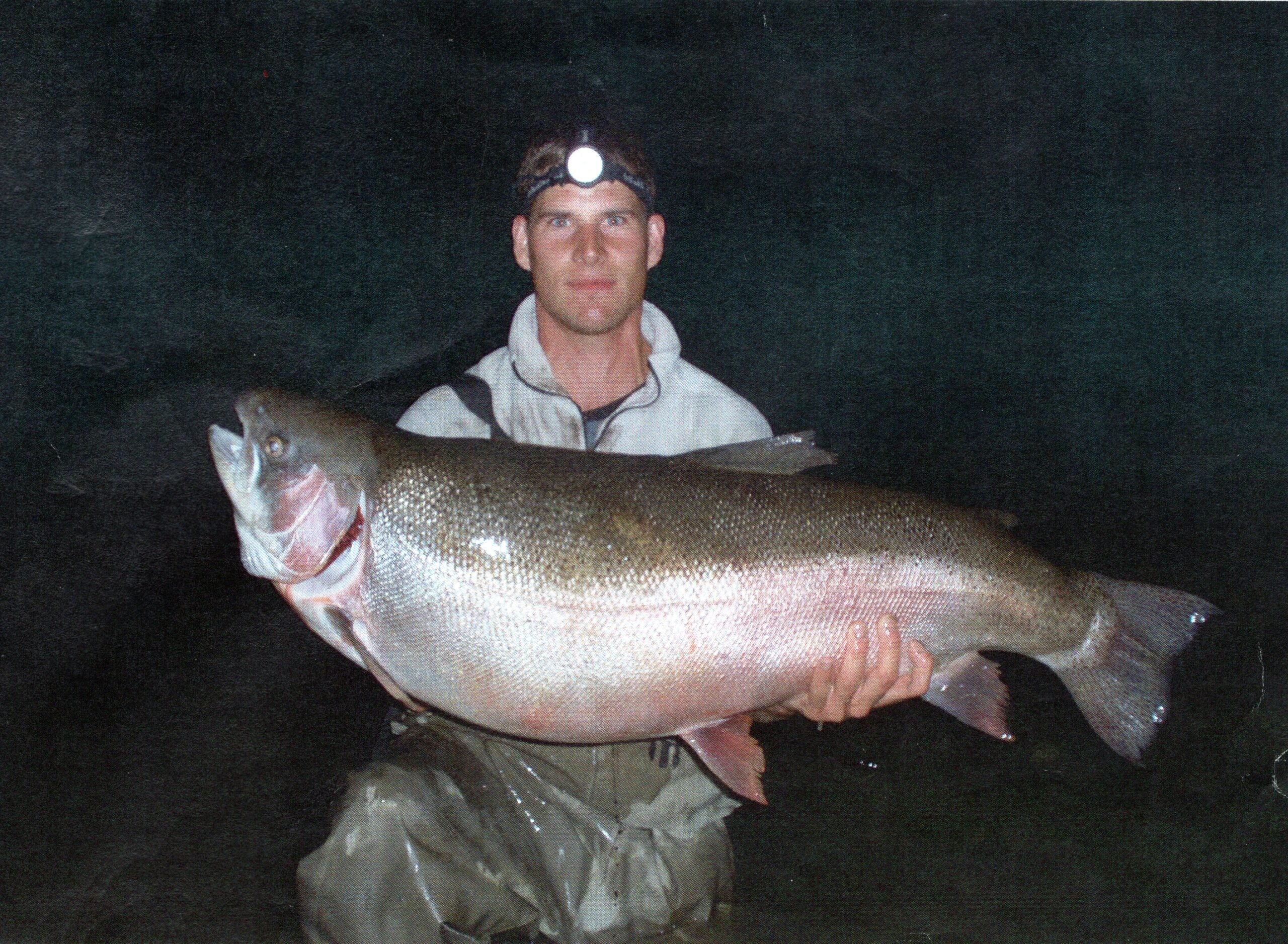 Un homme avec la plus grosse truite arc-en-ciel jamais pêchée.