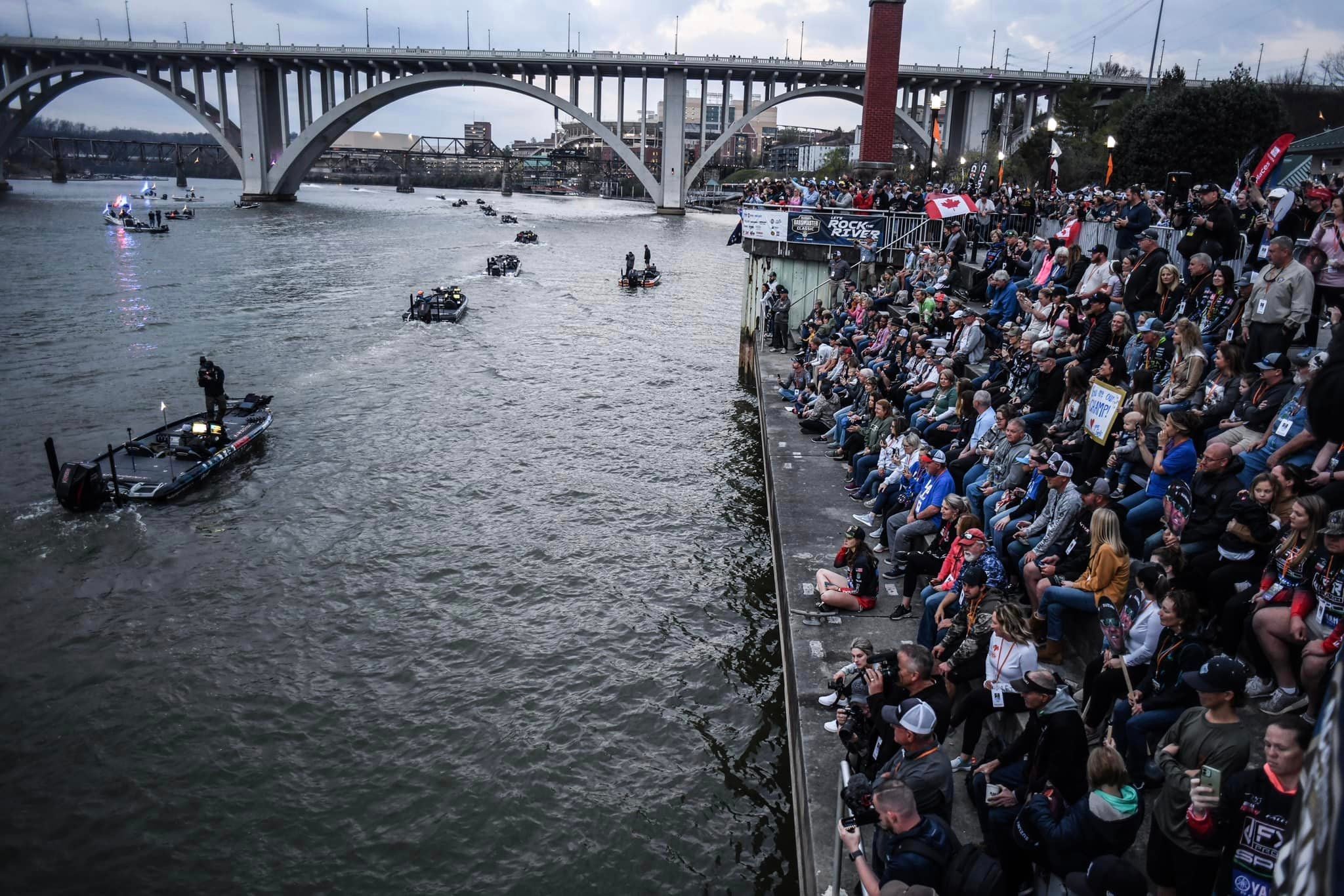 Bassmaster classing 2023, fans watching boats in a river.