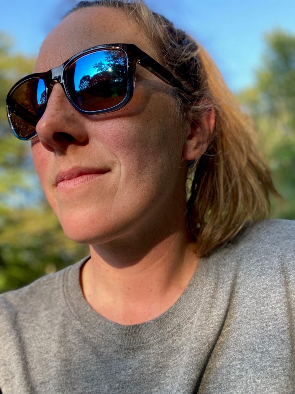 Woman wearing Fin-Nor Tilloo sunglasses for hiking