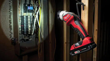 This Milwaukee Work Light Can Run For Days—And It’s 60% Off Right Now