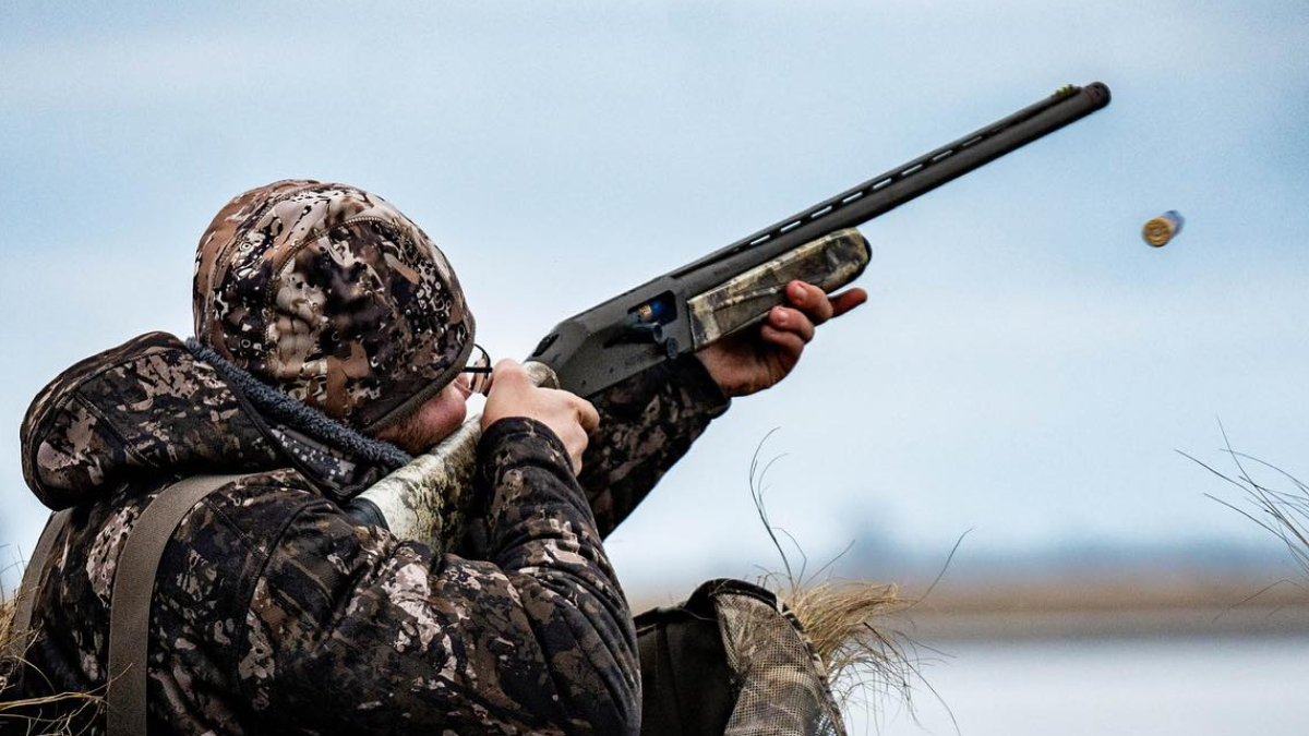 Waterfowl hunter shooting Mossberg 940 Pro Shotgun